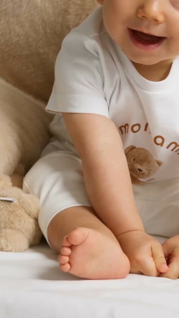 🧸 Some cuddles are never forgotten.
Snuggled up with their softest companion,
little ones discover the world with tenderness🧸 Il y a des câlins qu’on n’oublie jamais.
Blotti contre son plus doux compagnon,
le tout-petit découvre le monde avec tendress

jacadilebanon jacadi
