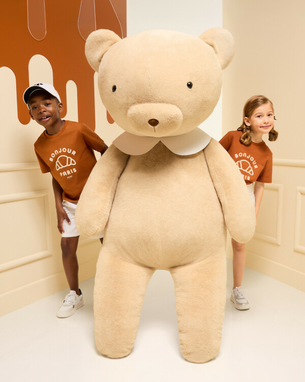 - There’s a hint of caramel in the air…
And our Jacadi Paris bear whispers that summer will be soft and sweet.- Il flotte comme un parfum de caramel dans l’air…
Et notre ourson Jacadi Paris vous chuchote que l’été sera tendre et sucré.