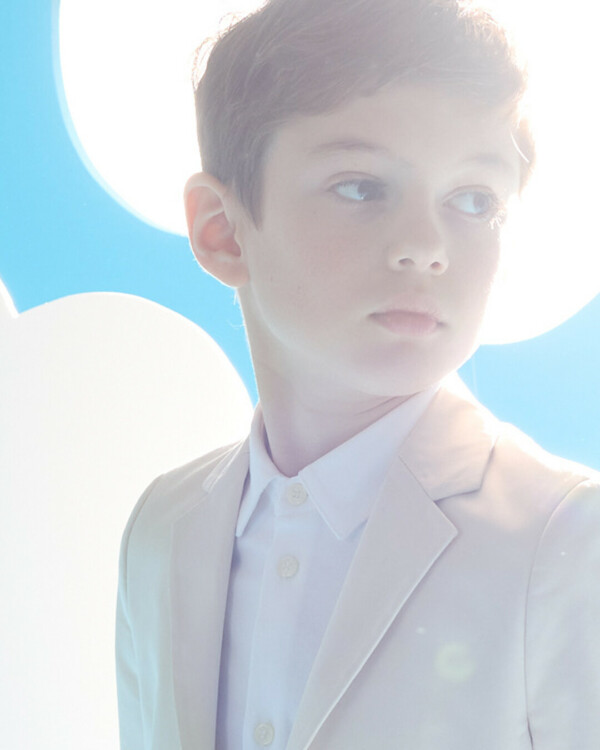 Linen and cotton satin: when refined fabrics meet modern cuts. An exceptional summer outfit for boys.Lin et satin de coton : quand le raffinement des matières rencontre la modernité des coupes. Une tenue estivale d’exception pour les garçons.

jacadilebanon